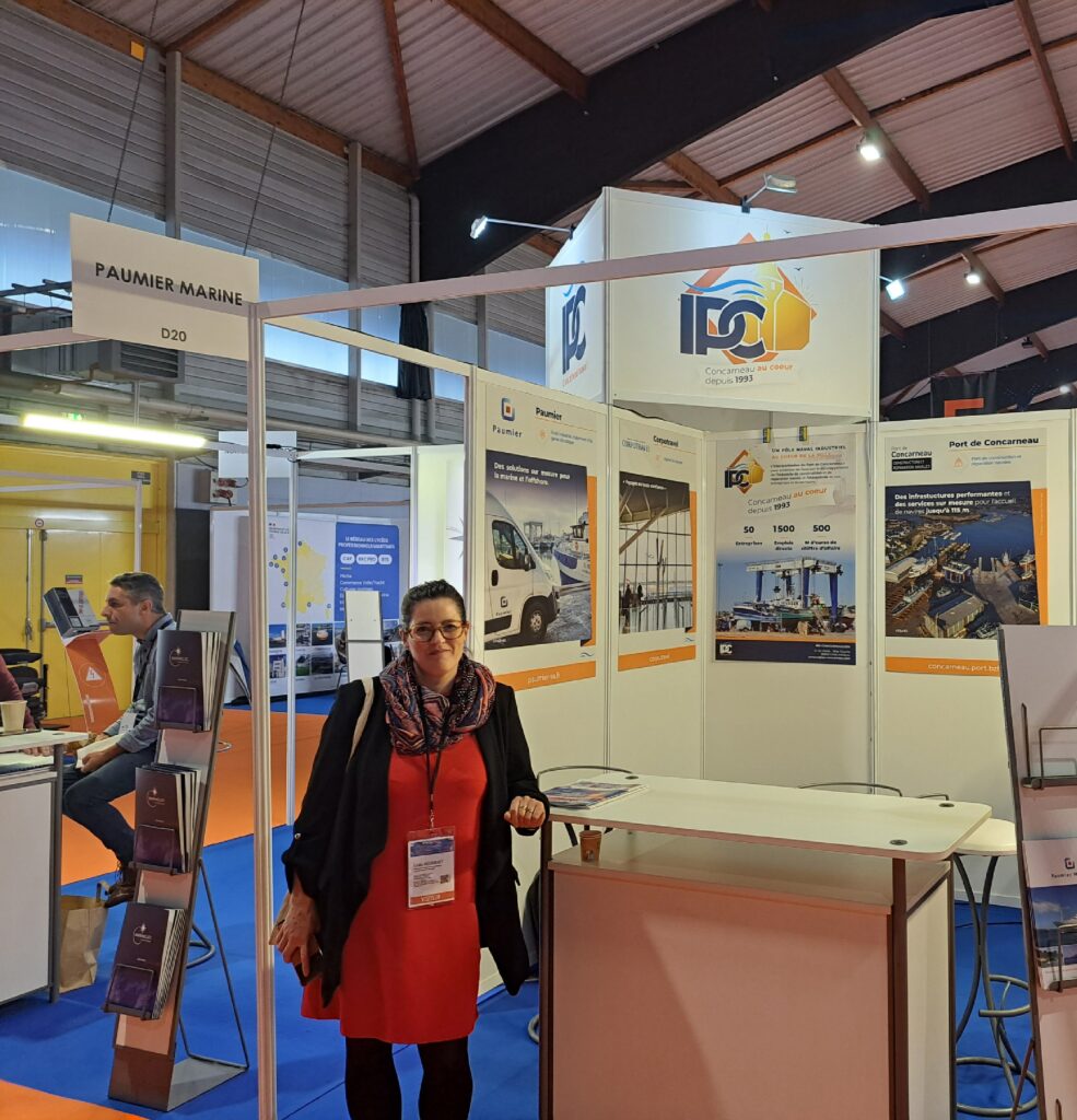 Lydia delante del stand de la IPC