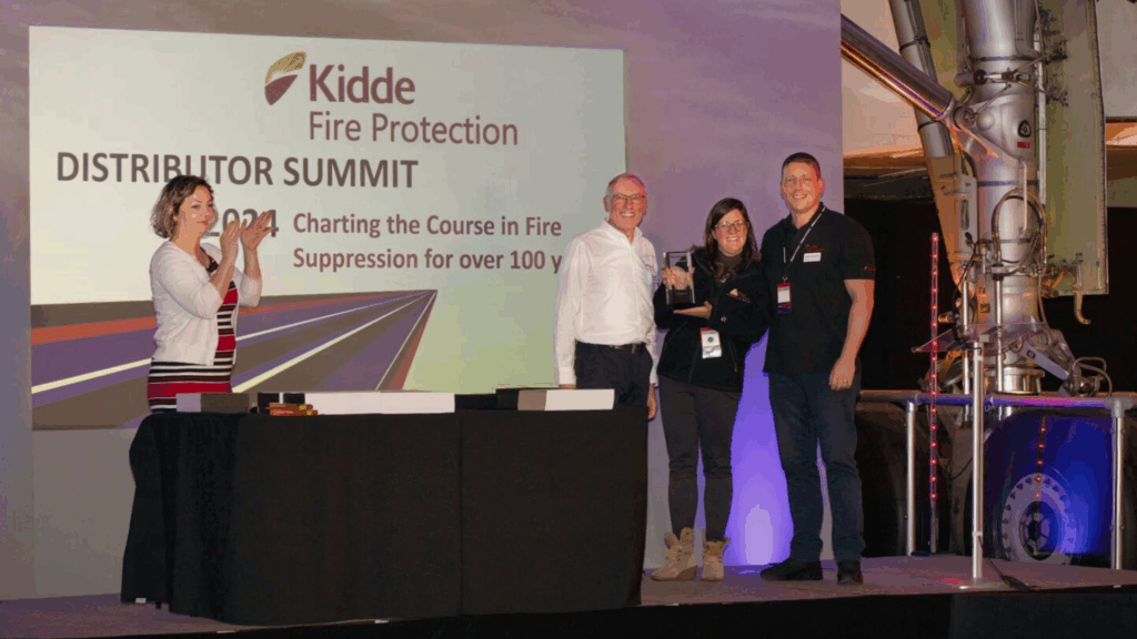 Protection Incendie Cornouaille récompensé à l’international : le Safe Seas Award consacre l’expertise maritime ! Récemment, Protection Incendie Cornouaille (PIC 29), adhérent historique de l’IPC, a été mis à l’honneur par son partenaire stratégique Kidde Fenwal* lors de l’événement Kidde Fire Protection European à Manchester. Fournisseur majeur de gaz pour les installations fixes depuis plus de 15 ans, Kidde Fenwal – acteur international incontournable de la sécurité incendie – a remis à PIC le prestigieux Safe Seas Award – Protection Incendie. Cette distinction, reçue au cours de la soirée de gala du Concorde Conference Center, constitue une magnifique reconnaissance de la collaboration solide et engagée de PIC au service de la sécurité maritime mondiale.